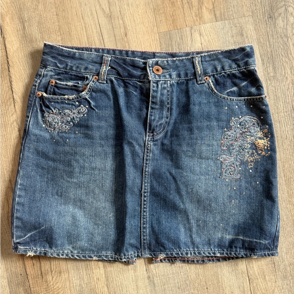 American Eagle Women's Denim‎ Skirt Size 8 Embellished Pockets Distressed Blue